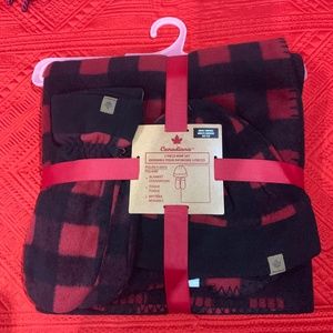 NWT Canadiana 3 Piece Rink Set: Polar Fleece Blanket, Toque ,  Mittens